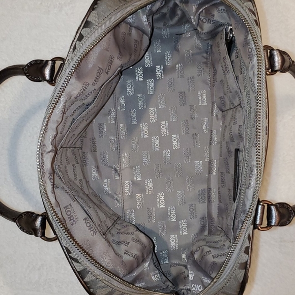 Michael Kors Tote. - Picture 2 of 5